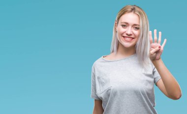 Genç Sarışın kadın gösterilen ve parmakları ile işaret izole arka plan yüzünden kendinden emin ve mutlu gülümseyerek süre dört numara.
