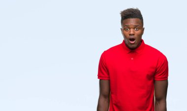 Genç Afro-Amerikan adam korkuyor ve şok sürpriz ifade ile izole arka plan üzerinde korku ve yüz heyecanlı.