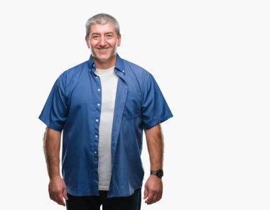 İzole arka plan ile bir mutlu ve serin yakışıklı üst düzey adam yüzünde gülümseme. Şanslı kişi.