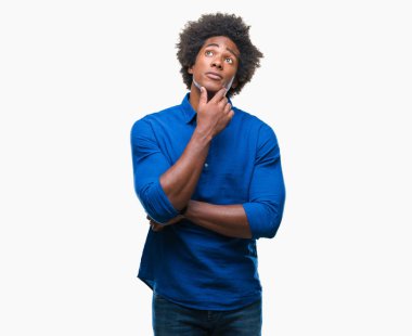 Çene düşünme hakkında soru, dalgın ifade üzerine el ile izole arka plan üzerinde Afro Amerikalı adam. Düşünceli yüzüyle gülümsüyor. Şüphe kavramı.