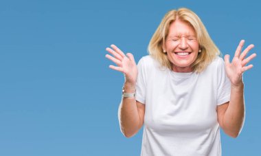 Orta yaş sarışın kadın deli ve silah ile başarı için deli kutluyor izole arka plan üzerinde kaldırdı ve heyecanlı çığlık gözler kapalı. Kazanan kavramı