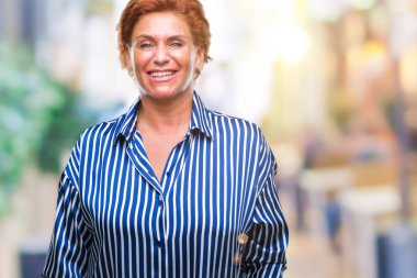 Atrractive üst düzey beyaz Kızıl saçlı kadın izole arka plan ile bir mutlu ve güzel yüzünde gülümseme. Şanslı kişi.