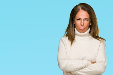 İzole arka plan şüpheci ve sinir, onaylamayan ifade yüz çapraz kolları üzerinde kış kazak giyen güzel orta yaş yetişkin kadın. Negatif kişi.