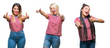 Kolaj giyen genç kadınların t-shirt el, başparmak gülümseyen ve başarı için mutlu olumlu hareketini yapıyor onaylama izole arka plan üzerinde çizgili. Kamera, kazanan jest arıyorsunuz.