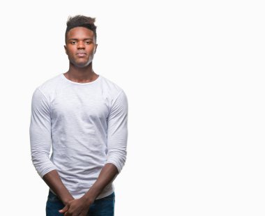 Afrikalı-Amerikalı genç yüzünde ciddi bir ifade ile izole arka plan üzerinde. Basit ve doğal kameraya bakıyor.