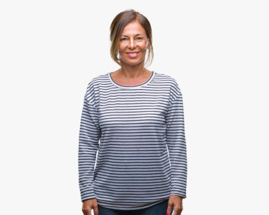 Orta yaş izole arka plan ile bir mutlu ve serin üzerinden İspanyol kadın kıdemli yüzündeki gülümseme. Şanslı kişi.