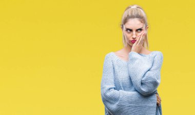 Düşünme izole arka plan bakmaktan kış kazak giyen genç güzel sarışın ve mavi gözlü kadın yorgun ve sıkılmış çapraz silah depresyon sorunları ile.