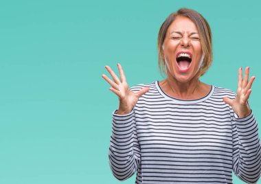 Orta yaş üst düzey İspanyol kadın yüzünden kızgın ve silah ile başarı için deli kutluyor izole arka plan ortaya çıkar ve heyecanlı çığlık gözler kapalı. Kazanan kavramı