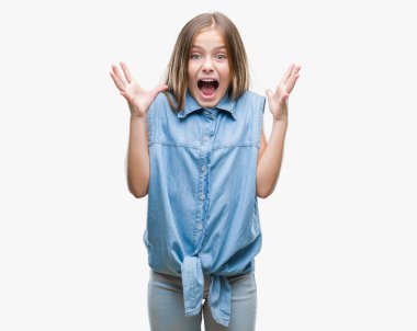 Genç güzel kız deli kutluyor ve silah ile başarı için heyecanlı çığlık kaldırdı ve açık gözleri hayret izole arka plan yüzünden. Kazanan kavramı