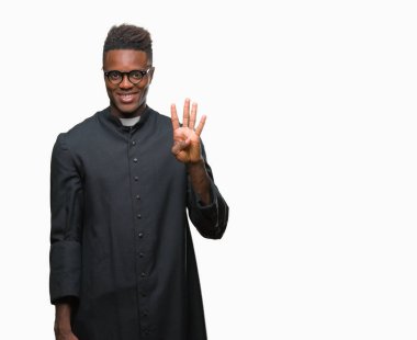 Gösterilen ve parmakları ile işaret izole arka plan genç Afro-Amerikan rahip adam kendinden emin ve mutlu gülümseyerek süre dört numara.