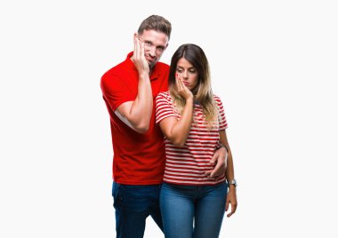 Genç çift aşık izole arka plan düşünme seyir üzerinde yorgun ve sıkılmış çapraz silah depresyon sorunları ile.