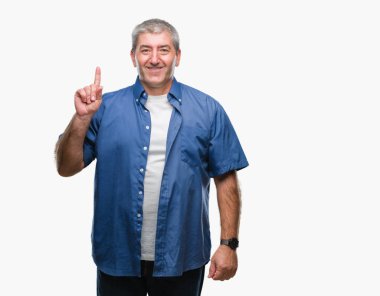 Üst düzey yakışıklı ve kendinden emin ve mutlu gülümseyerek süre parmak numaralı yukarıyı gösteren izole arka plan üzerinde.