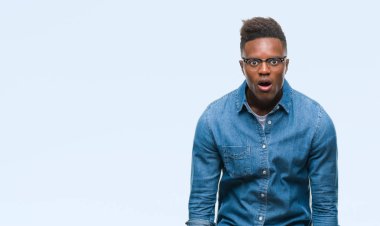 Genç Afro-Amerikan adam korkuyor ve şok sürpriz ifade ile izole arka plan üzerinde korku ve yüz heyecanlı.