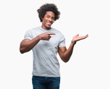 İzole edilmiş arka planda yaşayan Afro-Amerikalı adam kameraya hayret ediyor ve gülümsüyor..