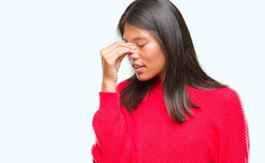 Genç Asyalı kadın yorgun gözleri duygu yorgunluk ve baş ağrısı ve burun sürtme.