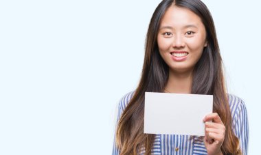 Boş kartı izole arka plan üzerinde tutan Genç Asyalı kadın 