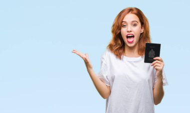 Pasaport Kanada büyük gülümseme ile çığlık zaferini kutluyor ve ellerini kaldırdı izole arka plan çok mutlu ve heyecanlı, kazanan ifade üzerinde tutan genç güzel kadın