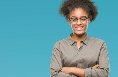 Genç afro Amerikalı kadın üzerine gözlük ile mutlu yüz gülümseyerek kameraya seyir silah geçti arka plan izole. Olumlu bir kişi.