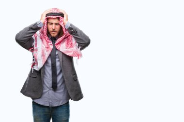 Genç yakışıklı Arap adam uzun saçlı keffiyeh çünkü umutsuz ve stresli baş ağrısı acı izole arka plan üzerinde giyen ağrı ve migren. Ellerini kafasına.