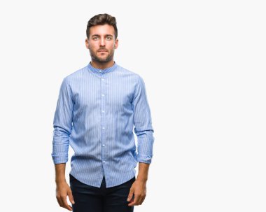 Yakışıklı delikanlı yüzünde ciddi bir ifade ile izole arka plan üzerinde. Basit ve doğal kameraya bakıyor.