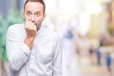 Orta yaş ağarmış üst düzey adam stresli ve gergin ile izole arka plan üzerinde tırnak ısırma dudaklarından eller. Anksiyete sorunu.