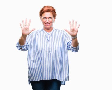 Atrractive üst düzey beyaz Kızıl saçlı kadın gösterilen ve parmakları ile işaret izole arka plan üzerinde kendinden emin ve mutlu gülümseyerek süre on numara.