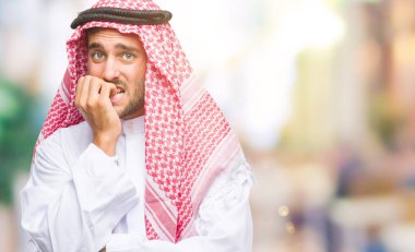 Yakışıklı delikanlı keffiyeh stresli ve gergin ile izole arka plan üzerinde giyen tırnak ısırma dudaklarından eller. Anksiyete sorunu.