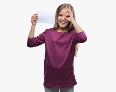 Boş kağıt kartı ile mutlu yüz el parmaklarının arasından seyir göz üzerinde ok işaretiyle yapıyor gülümseyen izole arka plan üzerinde tutan genç güzel kız