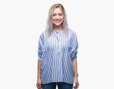 Genç Sarışın kadın yüzünde mutlu ve güzel bir gülümseme ile izole arka plan yüzünden. Şanslı kişi.