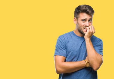 Genç yakışıklı adam stresli ve gergin ile izole arka plan üzerinde tırnak ısırma dudaklarından eller. Anksiyete sorunu.