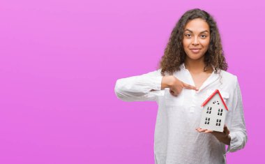 Kendisi için sürpriz yüz işaret parmağı ile genç İspanyol gerçek durum Ajan kadın holding küçük ev