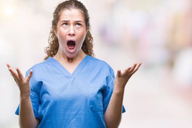 Genç esmer doktor kız giyiyor hemşire ya da cerrah kızgın ve silah ile başarı için deli kutluyor izole arka plan üzerinde üniforma kaldırdı ve heyecanlı çığlık gözler kapalı. Kazanan kavramı