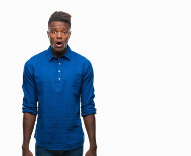 Genç Afro-Amerikan adam korkuyor ve şok sürpriz ifade ile izole arka plan üzerinde korku ve yüz heyecanlı.