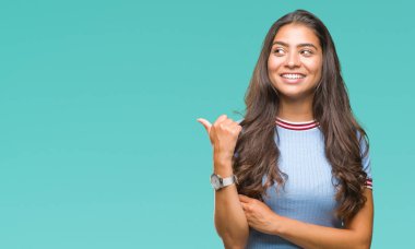 Genç güzel Arap kadın arıyorum ve başparmak yanında yukarıyı mutlu yüz ile gülümseyen izole arka plan üzerinde.