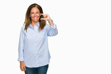 Güzel orta yaş iş yetişkin kadın izole arka plan gülümseyen ve boyutu işaret parmaklı ararken ve kamera işi el ile kendine güvenen el hareketi yüzünden. Ölçü kavramı.
