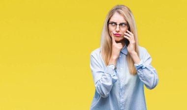 Genç güzel sarışın iş kadını Smartphone üzerinden arama arka plan ciddi bir yüz düşünme hakkında soru, çok karışık fikir izole