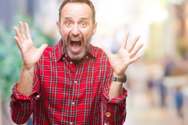 Orta yaş ağarmış üst düzey adam deli kutluyor arka plan izole ve başarı için kaldırdı kollarını açarak hayrete ve heyecanlı çığlık gözleri açık. Kazanan kavramı