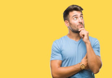 Yakışıklı delikanlı çene düşünme hakkında soru, dalgın ifade üzerine el ile izole arka plan üzerinde. Düşünceli yüzüyle gülümsüyor. Şüphe kavramı.