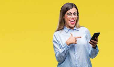 Genç güzel iş kadın manifatura mesaj Smartphone izole arka el ve parmak ile işaret çok mutlu üzerinde kullanma