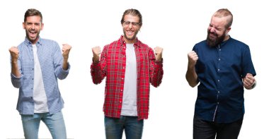 Kolaj grup gülümseyen ve başarı için çığlık genç erkekler üzerinde beyaz izole arka plan çok mutlu ve heyecanlı kaldırdı, silah ile kazanan jest yapıyor. Kutlama kavramı.