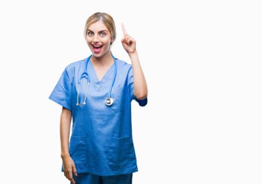 Genç güzel sarışın doktor cerrah hemşire kadın başarılı fikirle parmağı yukarıyı izole arka plan yüzünden. Çıktıktan ve mutlu. Bir numara.