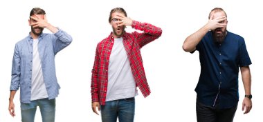 Kolaj bir grup genç adam mahcup ifadeyle parmaklarımın arasından seyir yüz ve gözler el ile kapsayan şok bakmak beyaz izole arka plan üzerinde.