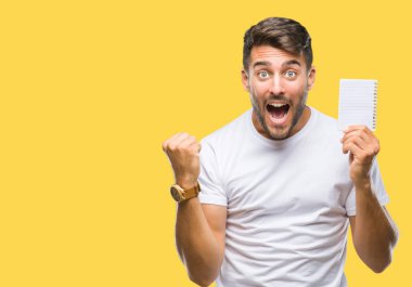 Duygu tezahürat gurur çığlık ve zafer ve başarı çok heyecanlı, kutluyor izole arka plan üzerinde defter tutan genç yakışıklı adam