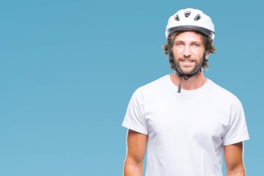 Yakışıklı İspanyol bisikletçi adam yüzünde mutlu ve güzel bir gülümseme ile izole arka plan üzerinde güvenlik kask giyiyor. Şanslı kişi.
