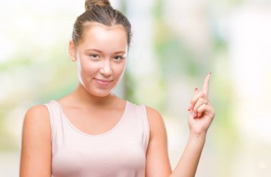 İzole arka tarafına işaret eden genç beyaz güzel kadın 