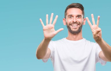 Yakışıklı delikanlı gösterilen ve parmakları ile işaret izole arka plan üzerinde kendinden emin ve mutlu gülümseyerek süre sekiz numara.