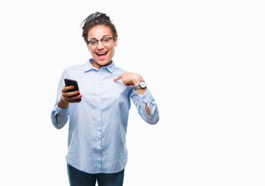 Genç örgülü saç Afro-Amerikan iş kız kendisi için sürpriz yüz işaret parmağı ile izole arka plan üzerinde akıllı telefon kullanma