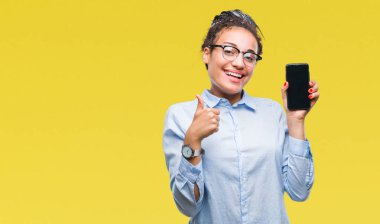 Genç izole arka plan üzerinde ekran akıllı telefon ok işareti, başparmak ile parmak, mükemmel işareti yapıyor kocaman bir gülümseme ile mutlu gösteren saç Afro-Amerikan iş kız örgülü