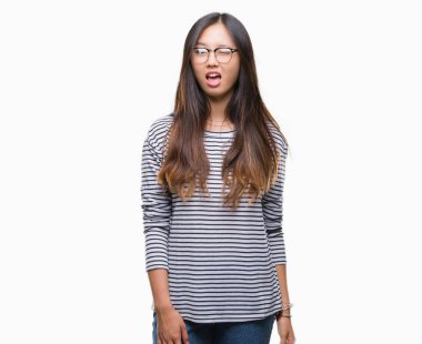 Genç Asyalı kadın seksi ifade ile kameraya bakıyor