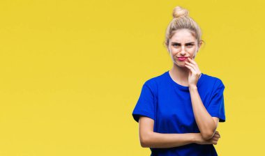 Diş ağrısı veya dişlerde dişlerle ilgili hastalık nedeniyle ağız acı ifadesi ile el ile dokunmak izole arka plan üzerinde mavi t-shirt giyen genç güzel sarışın ve mavi gözlü kadın. Diş hekimi kavramı.